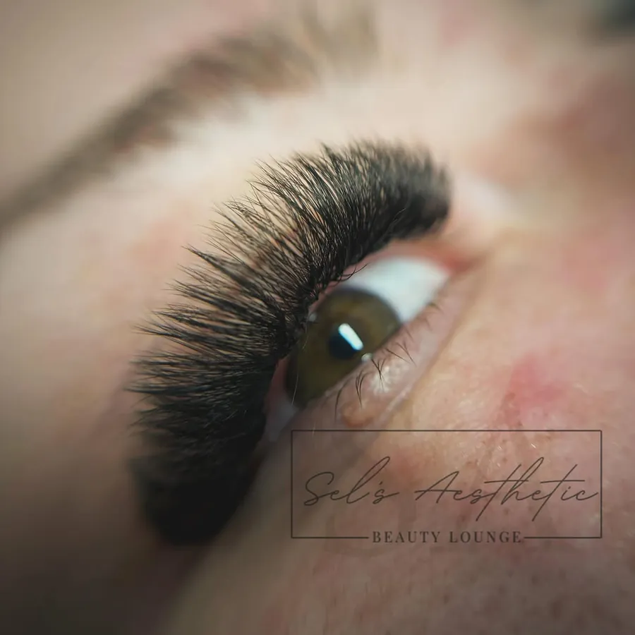 Wimpernverlängerung mit Volumen bei Sel’s Aesthetic Dinslaken